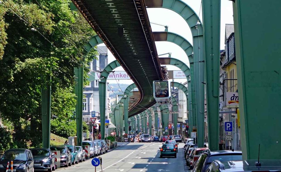 Rechnerisch alle 30 Minuten wird in Deutschland ein Auto gestohlen. In Wuppertal und Essen bekommen Halter davon kaum etwas mit. Der Gesamtverband der Deutschen Versicherungswirtschaft (GDV) registrierte 2017 in diesen Städten gerade einmal 0,6 Diebstähle pro 1000 Pkw. In Wuppertal verringerte sich die Quote, in Essen blieb sie auf dem Niveau des Vorjahres.