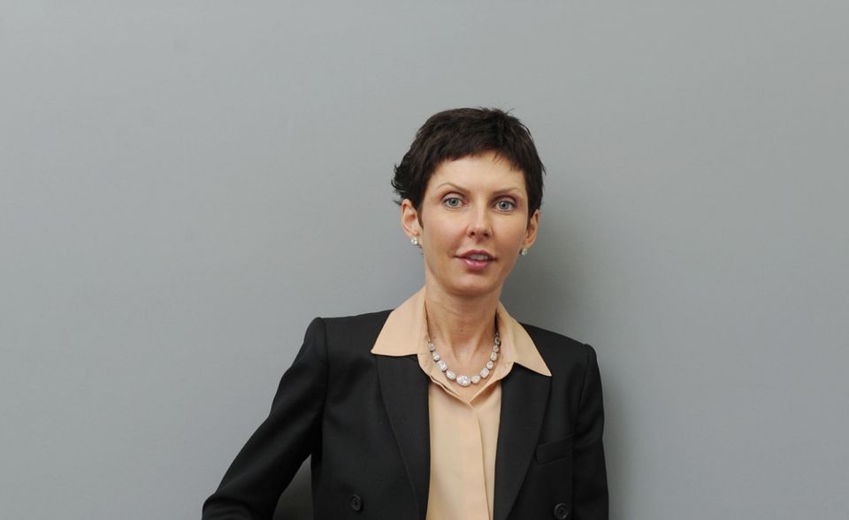 Denise Coates ist laut „Forbes“ aktuell rund 6,5 Mrd. Dollar schwer. Das macht die Chefin von Bet365, eine der größten Online-Glücksspiel-Plattformen weltweit, zur reichsten Frau des Vereinigten Königreichs. Aber was ist mit Queen Elizabeth II., fragen Sie? Nun, zum einen werden Monarchen (und Diktatoren) nicht auf der Milliardärsliste geführt, da ihr privates Vermögen oft schwer von dem des Staates zu trennen ist. 2016 hat sich „Forbes“ trotzdem an eine Schätzung gewagt – und kam für die Queen auf „nur“ 530 Mio. Dollar. Darüber könnte Coates nur müde lächeln. Die Miteigentümerin von Bet365 zahlte sich 2018 mehr als 280 Mio. Dollar an CEO-Gehalt.