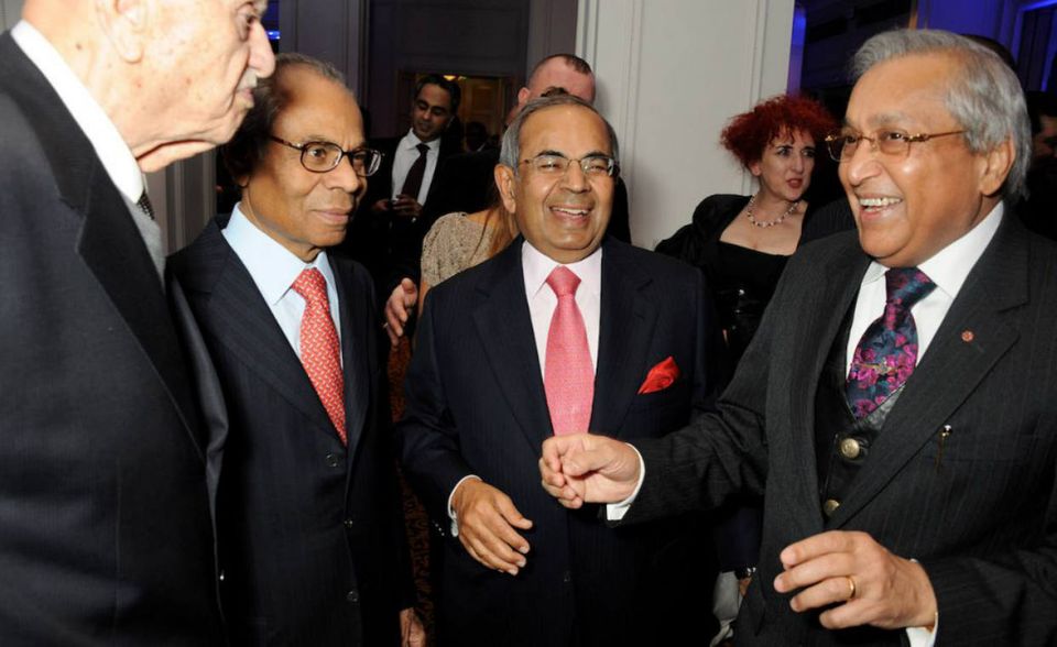Die Brüder Srichand, Gopichand, Prakash und Ashok Hinduja teilen sich Platz eins der „Forbes“-Reichenliste für Großbritannien. Sie kommen demnach gemeinsam auf ein Vermögen in Höhe von 16,9 Mrd. Dollar. Genau vor 20 Jahren hatten die Brüder den Einstieg in den weltweiten Club der Milliardäre geschafft. Sie besitzen den indischen Mischkonzern Hinduja-Group (Finanzen, Telekommunikation, Öl). Der Konzern mit Sitz in London wurde 1914 von ihrem Vater gegründet. Der Vorstandsvorsitzender ist Srichand Hinduja.