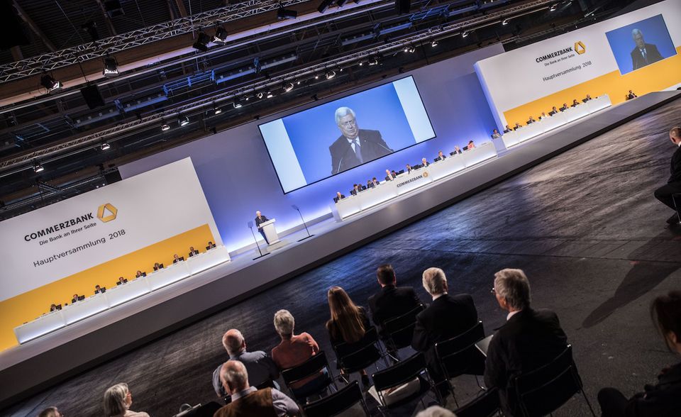 Commerzbank: Im Bild zu sehen ist die Hauptversammlung 2018. Im aktuellen Aufsichtsrat sind acht Plätze an Frauen vergeben - und zwölf an Männer. Die Aufsichtsrätinnen der Bank sind Heike Anscheit, Sabine U. Dietrich, Monika Fink, Kerstin Jerchel, Alexandra Krieger, Anja Mikus, Victoria Ossadnik und Gertrude Tumpel-Gugerell.
