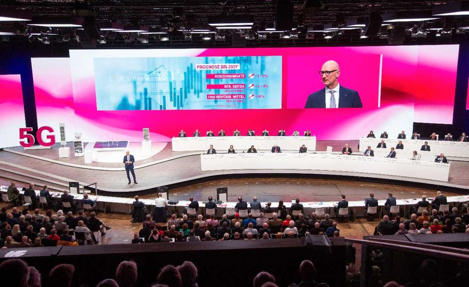 Telekom: Heute hat das Telekommunikationsunternehmen acht Aufsichtsratsplätze an Frauen vergeben - zwölf an Männer. Die Aufsichtsrätinnen sind: Helga Jung, Nicole Koch, Dagmar P. Kollmann, Petra Steffi Kreusel, Nicole Seelemann-Wandtke, Sibylle Spoo, Margret Suckale und Karin Topel.