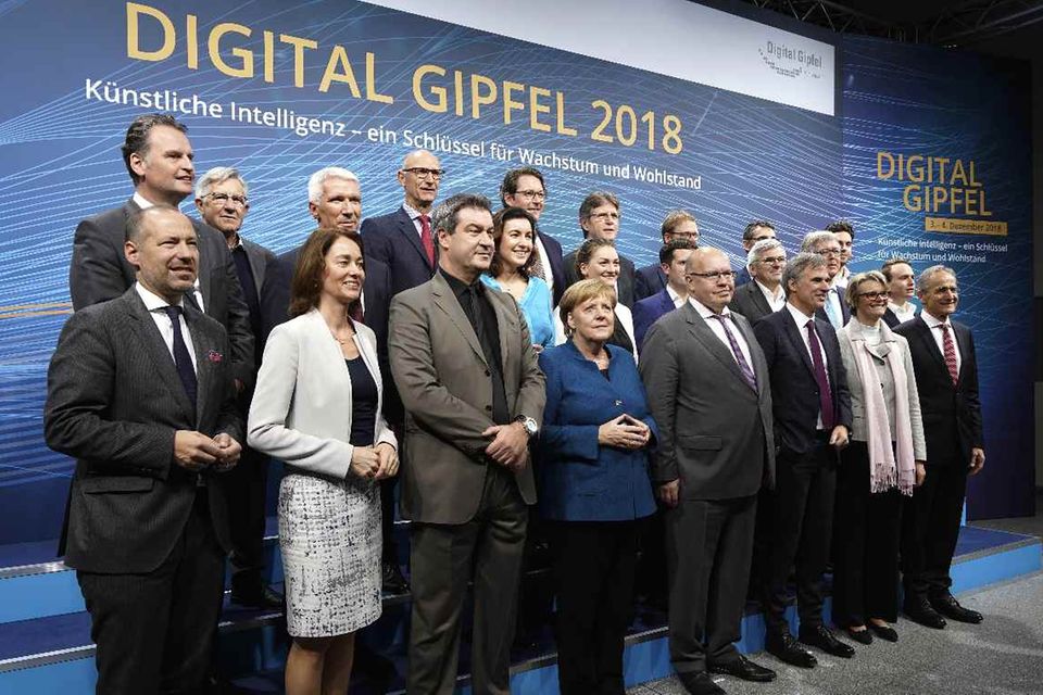 Trotz zahlreicher Gipfel und Regierungskommissionen hinken Staat und Verwaltung in Deutschland bei der Digitalisierung noch hinterher. Doch der politische Druck nimmt zu
