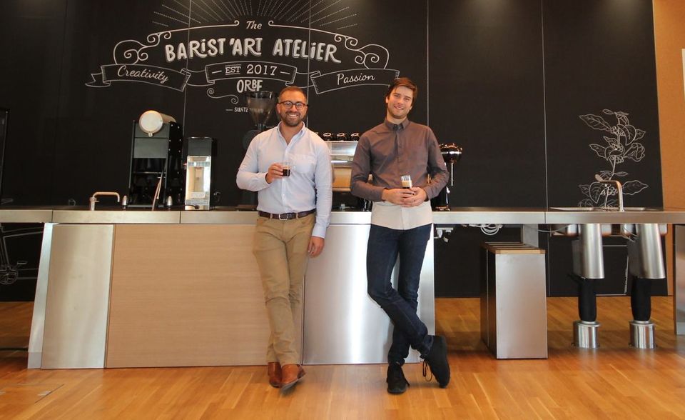 Adam Goodger (l.) und Aleksander Robaszkiewicz tüfteln in Nestlés Kaffeeforschungszen­trum im schweizerischen Orbe an neuen Ideen