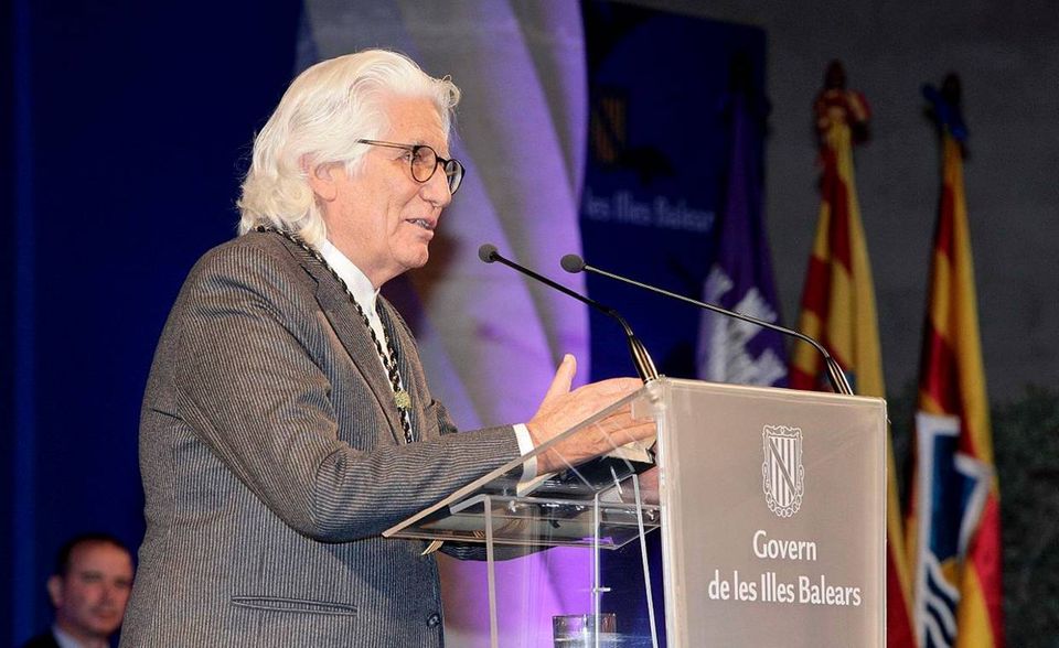 Das Familienunternehmen begann im 19. Jahrhundert auf Mallorca mit Schuhen. Miguel Fluxa Rosello machte ab 1986 aus Iberostar eins der größten Hotelunternehmen Europas. „Forbes“ schätzt sein Vermögen aktuell auf 3,7 Mrd. Dollar.