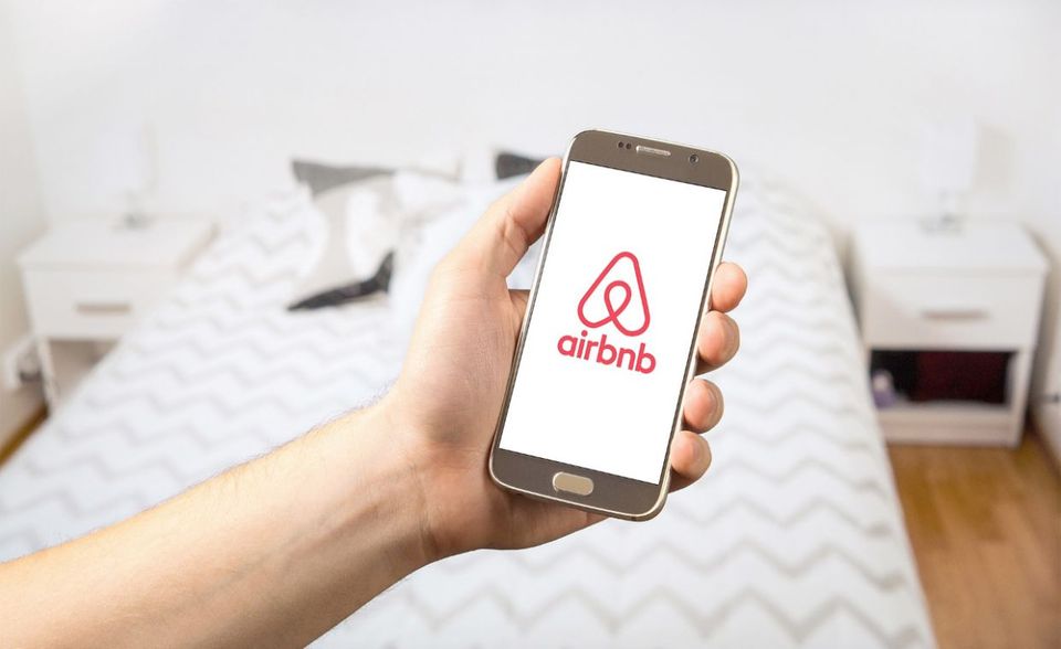 #6 Airbnb Seit 2008 bietet Airbnb eine Plattform zur Buchung und Vermietung von privaten Unterkünften an. Inzwischen vermittelt Airbnb rund vier Millionen Unterkünfte in 190 Städten. 2011 wurde Airbnb zum Unicorn, heute beträgt ihr Marktwert rund 29,3 Mrd. Dollar.