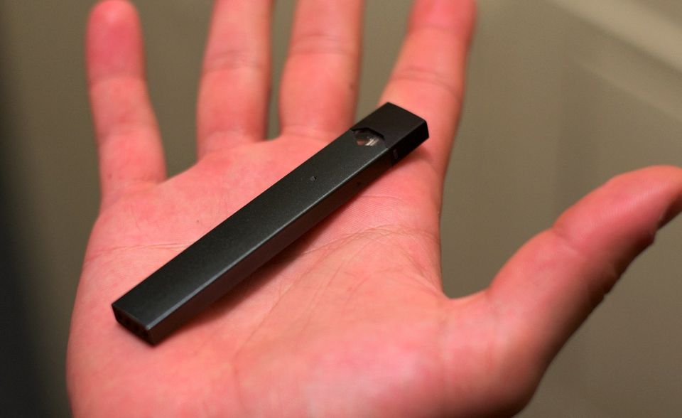 Juul Labs produziert Elektrozigaretten, die USB-Sticks ähneln und sind besonders beliebt bei amerikanischen Jugendlichen. Bereits ein Jahr nach der Gründung wurde das Unternehmen 2018 zum Unicorn mit einem geschätzten Marktwert von 38 Mrd. Dollar.