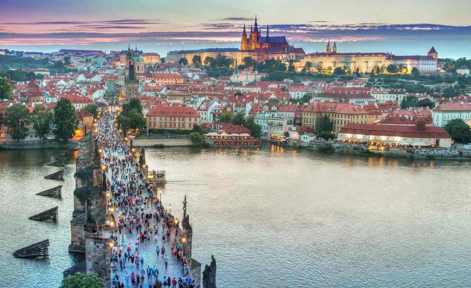 Die Tschechische Republik eröffnet die Top Ten der wichtigsten deutschen Handelspartner 2018. Zwischen beiden Ländern wurden Waren im Wert von knapp 92 Mrd. Euro gehandelt. 44 Milliarden entfielen auf Exporte deutscher Güter, 48 Milliarden auf tschechische Importwaren. Damit schaffte es Tschechien in der deutschen Außenhandelsdefizit-Rangliste auf Platz acht.
