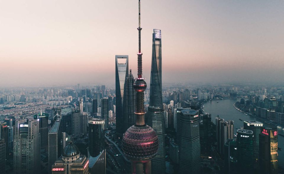 China bleibt Deutschlands wichtigster Handelspartner. Die Volksrepublik errang den Titel 2018 zum dritten Mal in Folge. Der Warenverkehr lag bei 199 Mrd. Euro. China war hinter den USA und Frankreich der drittgrößte Abnehmer deutscher Güter (93 Mrd. Euro). Die Importe hatten aber ein Volumen von 106 Mrd. Euro. Damit lag China beim deutschen Außenhandelsdefizit auf Platz eins, vor der Russischen Föderation, den Niederlanden, Vietnam und Bangladesch.