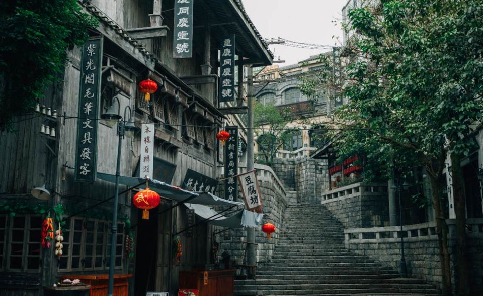 In China verlassen sich Eltern bei der Altersvorsorge traditionell auf ihre Kinder. Weil von 1979 bis 2016 nur ein Kind pro Familie erlaubt war, kämpfen viele Chinesen mit dem sogenannten 4-2-1 Problem: ein Kind muss für zwei Eltern und vier Großeltern aufkommen. Die Regierung sieht die zunehmende Überalterung aber auch als Chance und hat im Programm „Gesundes China 2030“ bereits Investitionen in den Gesundheitssektor und die Vorsorge angekündigt.