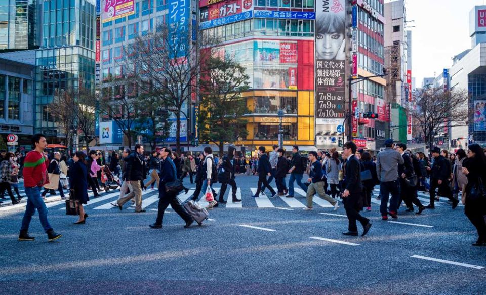 Mit einem Durchschnittsalter von 46,3 Jahren gibt es in Japan so viele Alte wie nirgendwo sonst auf der Welt. Weil es an Arbeitskräften fehlt, will die Regierung das Rentenalter schrittweise auf 70 Jahre anheben. Daneben investieren die Japaner auch in technischen Innovationen: Automatisierung, zum Beispiel in Form von Roboter-Pflegern, ist ein Sektor mit Zukunft.