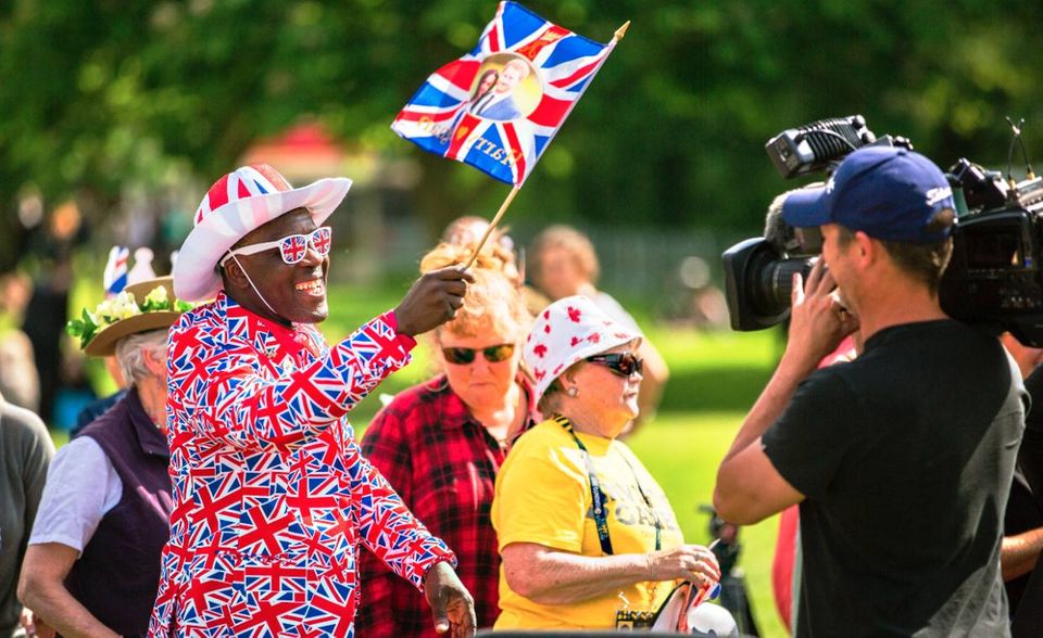Dank gestiegener Lebenserwartung gibt es auch in Großbritannien immer mehr Alte. Das macht sich in der Politik bemerkbar - mehr als 60 Prozent der Menschen unter 34 Jahren haben 2016 gegen den Brexit gestimmt, und trotzdem ging die Wahl zugunsten des Austritts aus. Noch fehlen verlässliche Prognosen darüber, wie sich der Brexit auf die Migration und damit auf die Demographie des Landes auswirken wird.