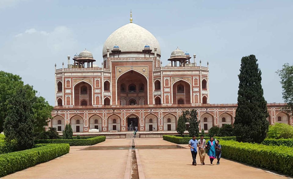 Indien hat eine sehr junge Bevölkerung und die nimmt jährlich um 16 Millionen Menschen zu. Der wachsende Anteil an Erwerbsfähigen birgt großes Potential: Indien könnte in den nächsten Jahrzehnten einen großen wirtschaftlichen Aufschwung erleben. Allerdings fehlt es vor allem im Privatsektor an neuen Arbeitsplätzen, und das Land muss mit nahezu 30 Prozent Analphabeten noch viel stärker in Bildung investieren.