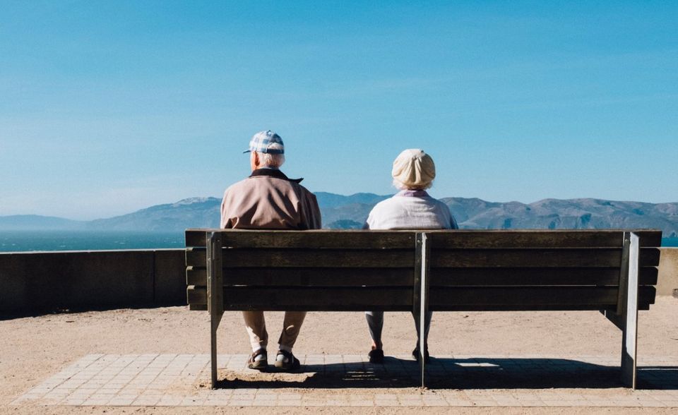 Vom demografischen Wandel werden vor allem Gesundheitsunternehmen profitieren. Dabei werden nicht nur Pharmagiganten zu den Gewinnern gehören, sondern auch kleine Biotechfirmen, die sich auf die Bedürfnisse kranker und alter Menschen spezialisiert haben. Wer sich im Gesundheitssektor nicht gut auskennt oder die Risiken eines Einzelinvestments scheut, kann zum Beispiel in einen ETF investieren, der die 600 größten europäischen Gesundheitsunternehmen abbildet.
