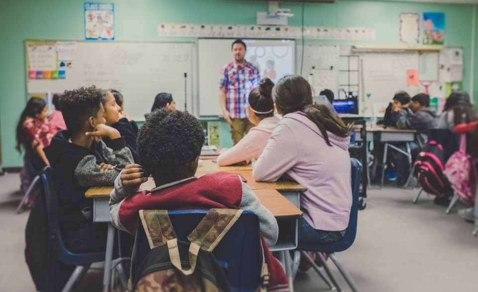 In Bildung kann man nicht direkt investieren – in Menschen allerdings schon. Studienfonds beispielsweise unterstützen Studenten mit dem Geld von Investoren. Die Geförderten zahlen dann später einen vereinbarten Prozentsatz ihres Einkommens an den Fonds zurück und erwirtschaften somit die Rendite. Anleger können auch direkt in ausgewählten Studenten investieren. Eine solche Möglichkeit bietet zum Beispiel die Plattform Upstart für die USA und Educa Swiss für die Schweiz.
