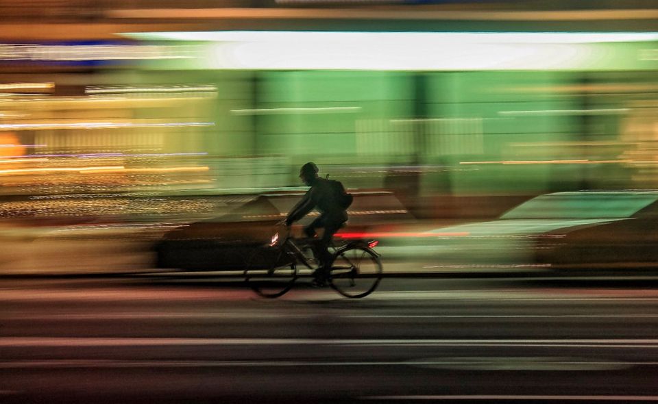 E-Bikes Der Diesel ist in Verruf geraten, es drohen Fahrverbote und einen Parkplatz findet man in Großstädten sowieso nicht mehr. Diese und noch viel mehr Gründe befeuern den Aufschwung der E-Bikes und Pedelecs. Die Deutschen kauften im vergangenen Jahr laut Zweirad-Industrie-Verband fast eine Million E-Bikes – so viele wie noch nie. Zwar sind bislang nur wenige E-Bike-Hersteller an der Börse vertreten, Zulieferer dafür aber umso mehr. Dazu gehört unter anderem das japanische Unternehmen Shimano, das seinen Wert im vergangenen Jahr um rund 12 Prozent steigern konnte. Derzeit notiert die Aktie bei rund 140 Euro.