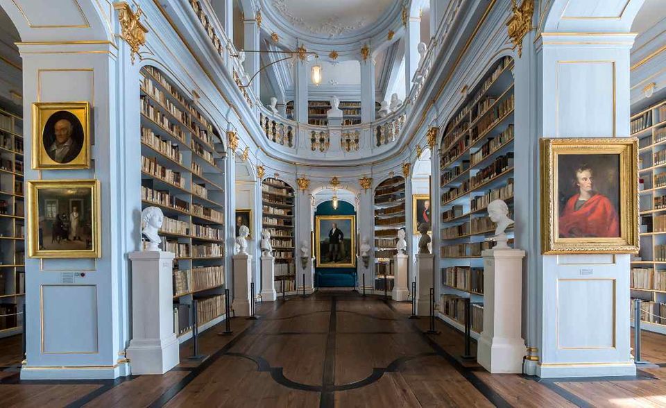 Am Abend des 2. September 2004 brach im Dachstuhl der über 300 Jahre alten Forschungsbibliothek der Stiftung Weimarer Klassik ein Feuer aus. Von den rund eine Million Büchern im Bestand, verbrannten 50.000 Werke, 118.000 Exponate konnten nur noch beschädigt geborgen werden. Der materielle Schaden am Bücherbestand wurde auf 67 Mio. Euro geschätzt. Der Wiederaufbau der Bibliothek wurde von zahlreichen privaten und öffentlichen Spendern aus aller Welt unterstützt: Die Gesamtkosten von rund 13 Mio. Euro stemmten zum größten Teil der Bund und der Freistaat Thüringen. 1,4 Mio. Euro steuerte die Allianz Kulturstiftung bei, 400.000 Euro die Deutsche Stiftung Denkmalschutz, 20.000 Euro die Regierung des Fürstentums Liechtenstein. Etwas mehr als drei Jahre nach dem Brand wurde die Herzogin Anna Amalia Bibliothek wiedereröffnet