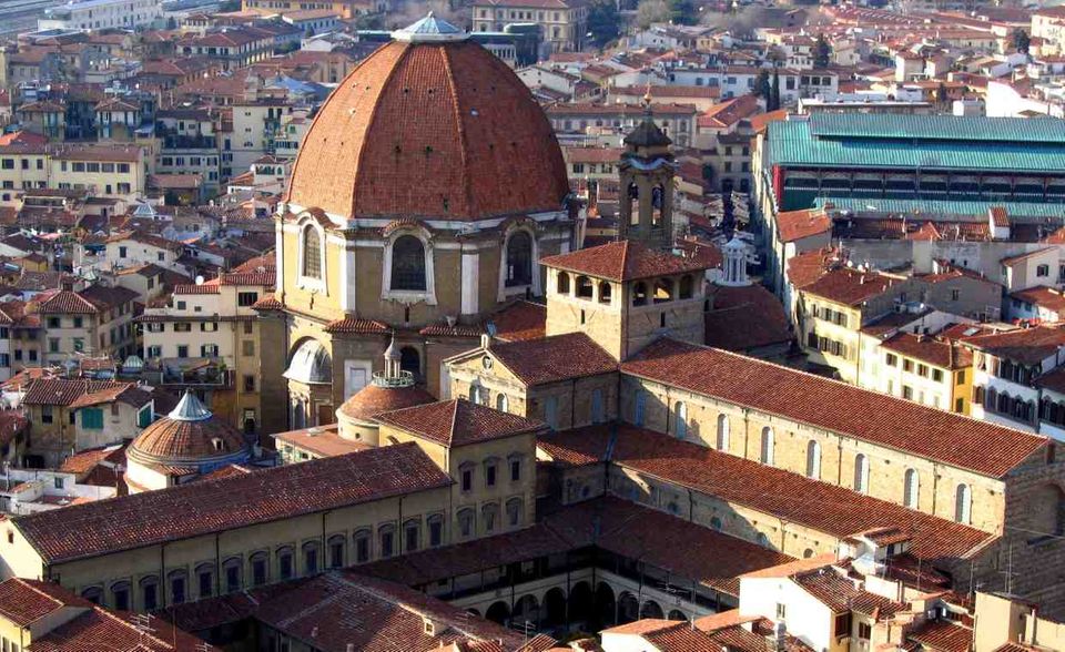 Zu den bekanntesten Mäzenen gehört die einflussreiche italienische Dynastie Medici. Die Familie die ab dem 15. Jahrhundert im Textilhandel reich wurde und das moderne Bankwesen begründete, verbreitete ihren Einfluss in Kirche, Staat und Königshäusern. Sie förderten zahlreiche Künstler wie Michelangelo, Donatello, Filippo Lippi und prägten maßgeblich Kunst und Architektur der Renaissance in Florence. Zu den bedeutendsten Gebäuden gehört die Wiederherstellung der 393 geweihten Basilica di San Lorenzo di Firenze, eine der größten Kirchen von Florenz, die zur Grablege der Medici wurde