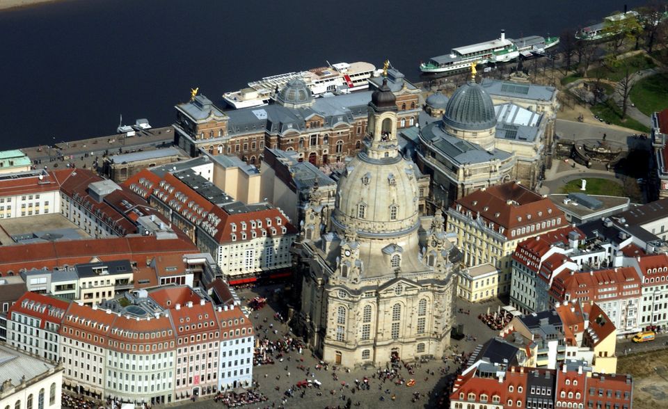 Der Aufbau der im zweiten Weltkrieg vollständig zerstörten Dresdner Frauenkirche ist beharrlichen Bürgerinitiativen zu verdanken. Zu den bekannten Förderern des Projektes gehören der Trompeter Ludwig Güttler sowie der Mediziner Günter Blobel, der seinen Nobelpreis für den Wiederaufbau spendete.     In der DDR-Zeit hatte der Aufbau der Barockkirche keine Priorität. Erst nach der Wiedervereinigung wurde die akribische Rekonstruktion des Gebäudes unter weitestgehender Verwendung historischer Materialien aufgenommen. Die Baukosten lagen bei 183 Mio. Euro, davon wurden 103 Mio. Euro durch private Spenden und Schenkungen zusammengetragen. 2005 wurde die Frauenkirche nach elf Jahren Bauzeit wiedereröffnet.