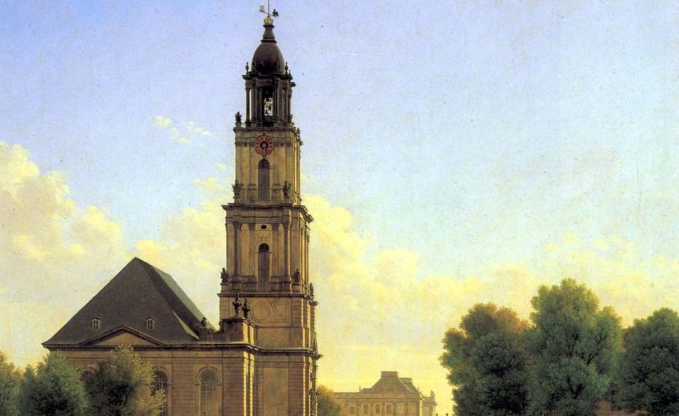 Über den Wiederaufbau der evangelischen Garnisonskirche in Potsdam – hier in einer alten Malerei von Carl Hasenpflug – liefern sich zahlreiche Initiativen seit Jahren einen ideologischen Streit. Zu den prominesten Förderern zählt der TV-Moderator Günther Jauch, der 1,5 Mio. Euro für den Wiederaufbau des Kirchturms zur Verfügung stellt. Die Bundesregierung hat für die Wiederherstellung des Kulturdenkmals 12 Mio. Euro in Aussicht gestellt, die evangelische Kirche gewährt zinslose Darlehen in Millionenhöhe.     Das barocke Gotteshaus war am 14. April 1945 bei Luftangriffen auf Potsdam ausgebrannt. Die Ruine wurde 1968 von der DDR-Regierung gegen Proteste in der Bevölkerung gesprengt