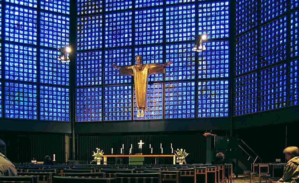 Die Berliner Gedächtniskirche geriet bei einem Luftangriff im Jahr 1943 in Brand und wurde nach dem Krieg in einer Mischung aus Ruine und Neubau restauriert. Eine Sanierung der Kapelle finanzierte die Wüstenrot Stiftung