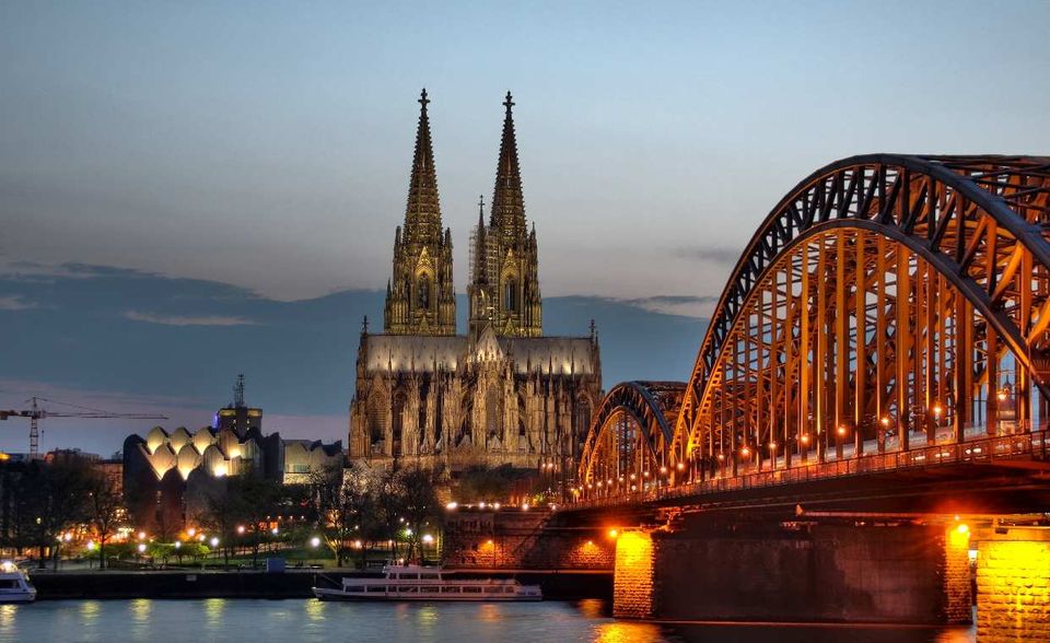 Die zweithöchste Kirche Europas ist im Grunde ein ewiges Bauwerk. 300 Jahre lang stand das Gebäude unvollendet in der Stadt. Der Zentral-Dombauverein zu Köln setzte dann im 19. Jahrhundert den Weiterbau durch. Er sammelt Spenden und unterstützt bis heute die Erhaltung des Doms
