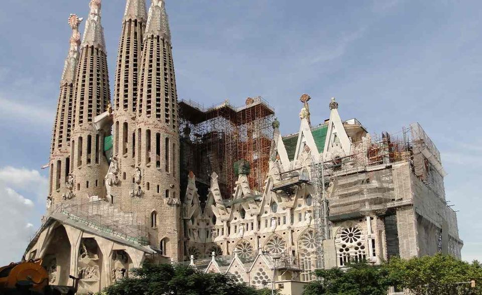 An der Sagrada Familia - dem berühmten und sehr umstrittenen Bauwerk des Architekten Gaudí in Barcelona – wird nach wie vor gebaut. Im Spanischen Bürgerkrieg wurde die Kirche teilweise zerstört. Finanziert wird der Bau überwiegend durch Spender