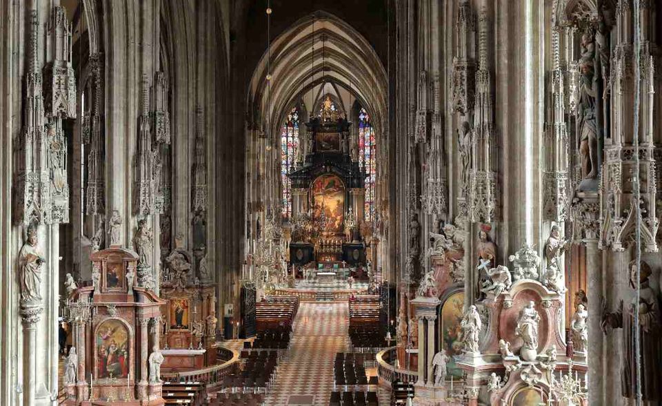 Der Wiener Stephansdom geriet gleich mehrfach in seiner Geschichte in Brand, das letzte Mal gegen Ende des Zweiten Weltkriegs. Der Wiederaufbau wurde unter anderem durch den Verkauf einer eigenen Münze finanziert – den Stephansgroschen