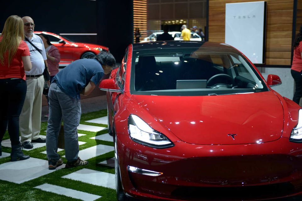 Kunden bestaunen Teslas Model 3