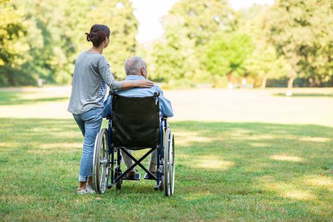 Pflegefall: Die meisten Menschen wünschen sich, im Kreise ihrer Familie zu altern