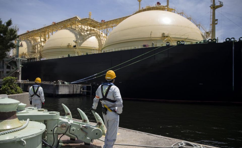 LNG-Tankschiff im Hafen von Tokio: Bislang verschifften US-Firmen ihr Flüssiggas vor allem nach Asien. Doch zuletzt legten die Exporte nach Europa kräftig zu
