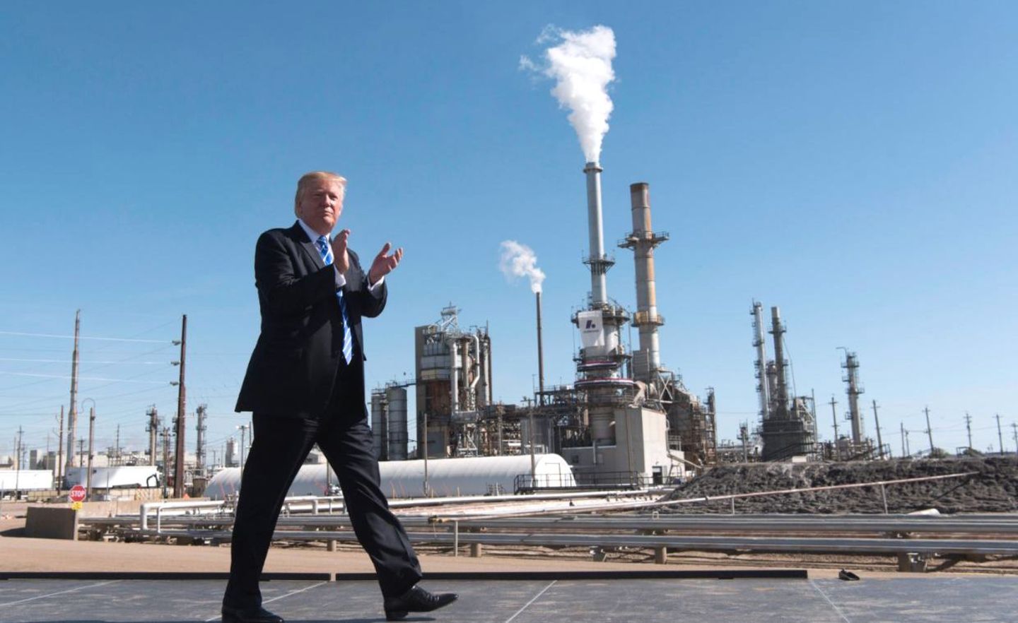 Vorschussapplaus: Donald Trump beim Besuch der Andeavor-Raffinerie in North Dakota, wo er Arbeitern Vorteile aus seiner Steuerreform verspricht