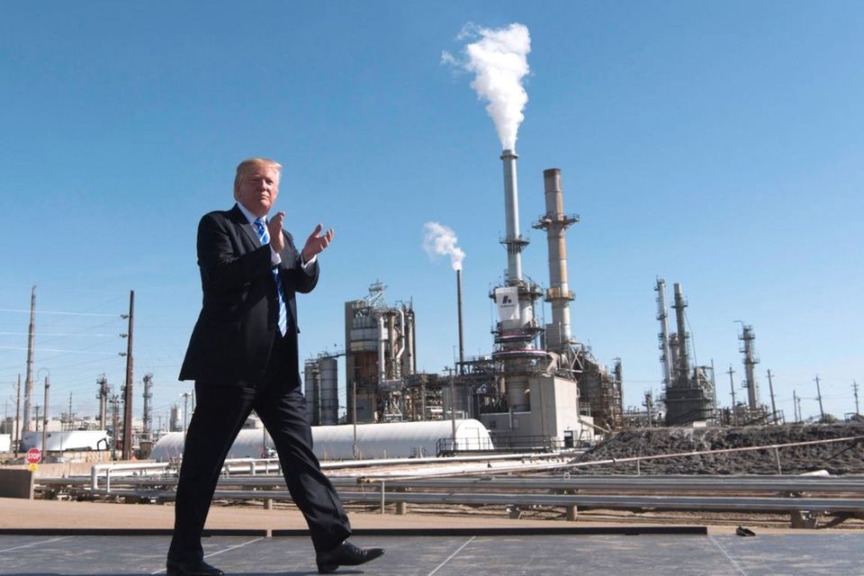 Vorschussapplaus: Donald Trump beim Besuch der Andeavor-Raffinerie in North Dakota, wo er Arbeitern Vorteile aus seiner Steuerreform verspricht