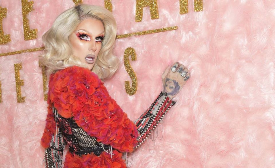 #5 Jeffree Star Jeffree Star ist ein Phänomen. Nach einer Myspace-Musikkarriere stieg Star (eigentlich Jeffree Steininger) auf zum einflussreichsten Youtube-Beauty-Guru auf. Videos von rassistischen und frauenfeindlichen Ausfällen sorgten auch bei ihm für Skandale und Entschuldigungsvideos. Heute scheint Star erfolgreicher denn je zu sein. Der 33-Jährige führte seine Kosmetiklinie unabhängig von den großen Playern der Branche zum Erfolg. „Forbes“ schätzt den Jahresumsatz von Jeffree Star Cosmetics auf mehr als 100 Mio. Dollar. Einnahmen 2018: 18 Mio. Dollar Abonnenten: 14,1 Millionen