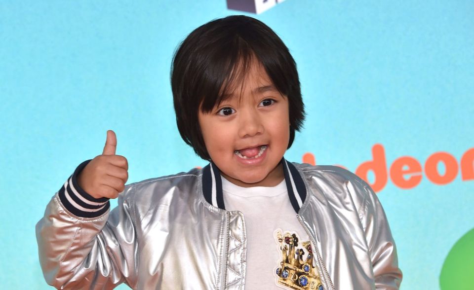 #1 Ryan ToysReview Auf Platz eins der Youtube-Topverdiener wird es plötzlich ganz unschuldig. Ryan ToysReview ist exakt das, wonach es klingt: Ein Junge namens Ryan bewertet Spielzeug. Das erste Video mit dem Knirps wurde am 16. Mai 2015 hochgeladen. Es hat mittlerweile knapp 48 Millionen Views. Ryans Identität wird geheimgehalten. Das ist in dieser Rangliste eine Ausnahmeerscheinung. Dasselbe gilt für die Klickzahlen des meistgeschauten Videos. Ryans Test einer aufblasbaren Wasserrutsche wurde bislang 1,8 Milliarden Mal aufgerufen. Da wundert es nicht, warum Youtube-Stars für viele Werbepartner wichtiger sind als so mancher Star aus Hollywood. Einnahmen 2018: 22 Mio. Dollar Abonnenten: 18,9 Millionen