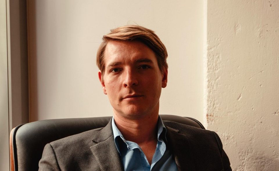 Florian Leibert arbeitete nach dem Studium als Informatiker beim Kurznachrichtendienst Twitter und beim Ferienwohnungsportal Airbnb. Seit 2013 leitet er ein eigenes Unternehmen: den Softwareanbieter Mesosphere