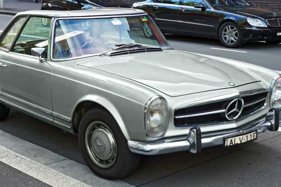 Mercedes-Benz ist mit gleich fünf Modellen in den Top Ten der beliebtesten Oldtimer Deutschlands vertreten. Den Anfang macht das Cabriolet W 113. Es wurde 1963 auf dem Genfer Auto-Salon vorgestellt. Der Wagen wurde serienmäßig mit Faltdach ausgeliefert. Es gab aber auch ein Hardtop, dessen Form dem Wagen den Spitznamen „Pagode“ einbrachte. Zuletzt wurden 5029 Exemplare gezählt (Vorjahr: 4851).