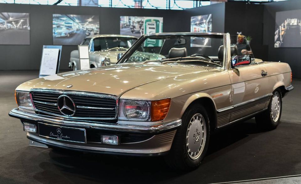 In Sachen Retro-Charme spielt der Mercedes R 107 in der Königsklasse mit. Der zweisitzige Roadster wurde von 1971 bis 1989 produziert. 15.798 dieser Sportwagen waren Anfang 2018 in Deutschland gemeldet. Ein Jahr zuvor waren es erst 13.719 Autos.