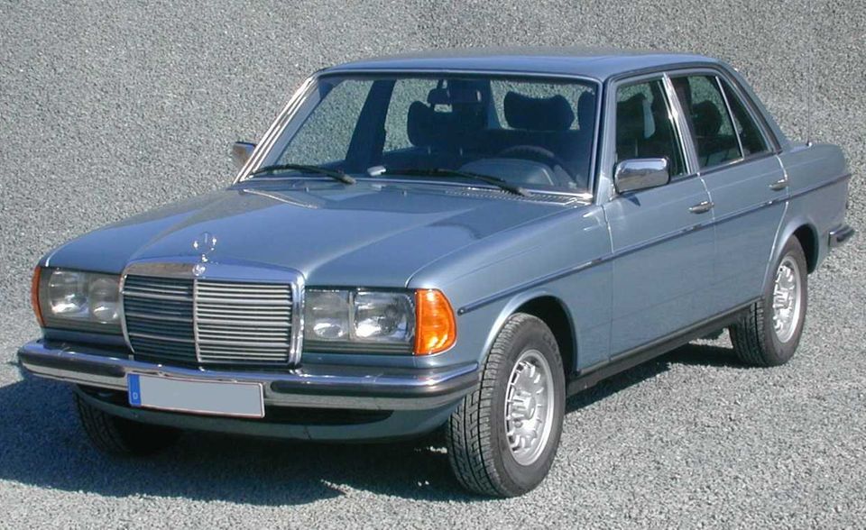 Der Mercedes-Benz W 123 konnte in der VDA-Statistik seinen zweiten Rang verteidigen. Damit ist er weiterhin der beliebteste Mercedes unter den Oldtimer in Deutschland. Kein Wunder: Der W 123 ist das bisher meistgebaute Modell des Stuttgarter Autobauers. Die Zahl der mit H-Kennzeichen zugelassenen Wagen stieg von 18.578 auf 19.718. Damit war der W 123 aber immer noch Welten vom Spitzenreiter entfernt.