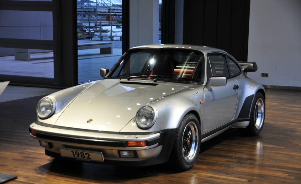 Der Porsche 911 ist ein Stück deutsche Automobilgeschichte. Das haben Oldtimer-Fans liebend gern in der Garage stehen. Der Sportwagen ist derart berühmt, dass die folgenden Baureihen bis heute inoffiziell als 911 bezeichnet werden. Aktuell ist mit dem Porsche 992 die achte Generation des „Elfers“ auf dem Markt. Vom Porsche 911 und dem kleinen Bruder 912 waren Anfang 2018 in Deutschland 15.840 Exemplare mit H-Kennzeichen unterwegs. Im Vorjahr waren es noch 14.052 Autos.