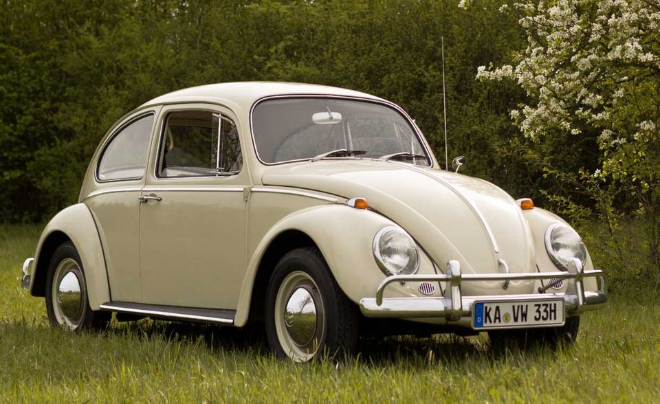 Der VW Käfer ist der deutsche Oldtimer. Seit Jahren verteidigt er die Spitzenposition in der Rangliste der beliebtesten historischen Wagen. Dabei lässt der Käfer der Konkurrenz keine Chance. 2018 waren 36.358 Exemplare mit Oldtimerkennzeichen zugelassen (2017: 34.643). Das waren fast zehnmal so viele Autos wie beim Mercedes-Benz W 201 auf Platz 15. Der VW Käfer wurde von 1938 bis 2003 gebaut und war lange Zeit das meistverkaufte Auto der Welt. Den Titel übernahm 2002 der VW Golf.