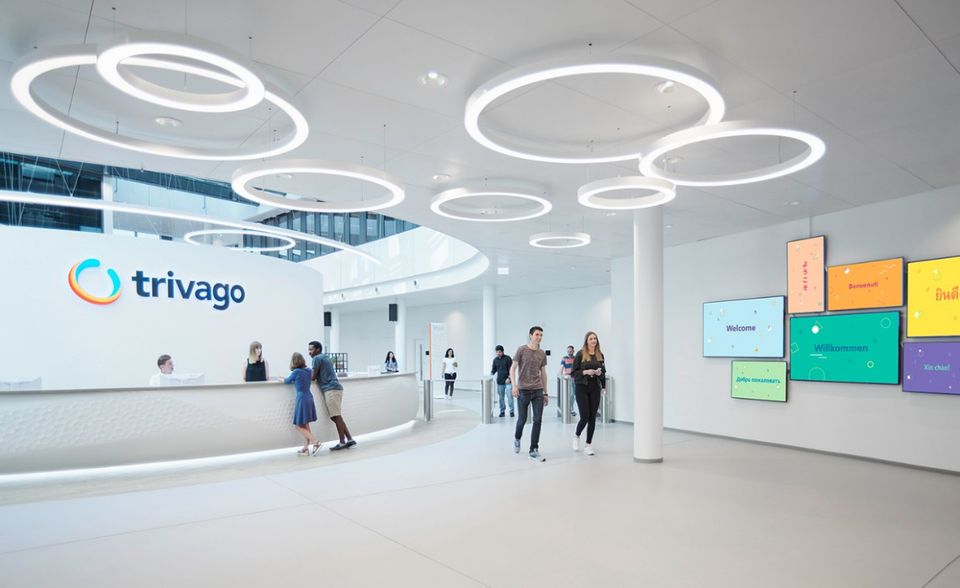 # Trivago Die Hotel-Suchmaschine Trivago wurde 2005 von drei Studienfreunden in Düsseldorf gegründet –ganz klassisch in einer Garage natürlich. Schon 2007 expandierte das Unternehmen nach Italien, Spanien und Frankreich. Tschechien, Belgien, Slowenien und Österreich folgten 2011. Im Jahr 2013 dann der große Coup: Trivago erschließt den asiatischen Markt. Heute sind die Düsseldorfer auf 55 Märkten weltweit aktiv und haben über 1200 Mitarbeiter.