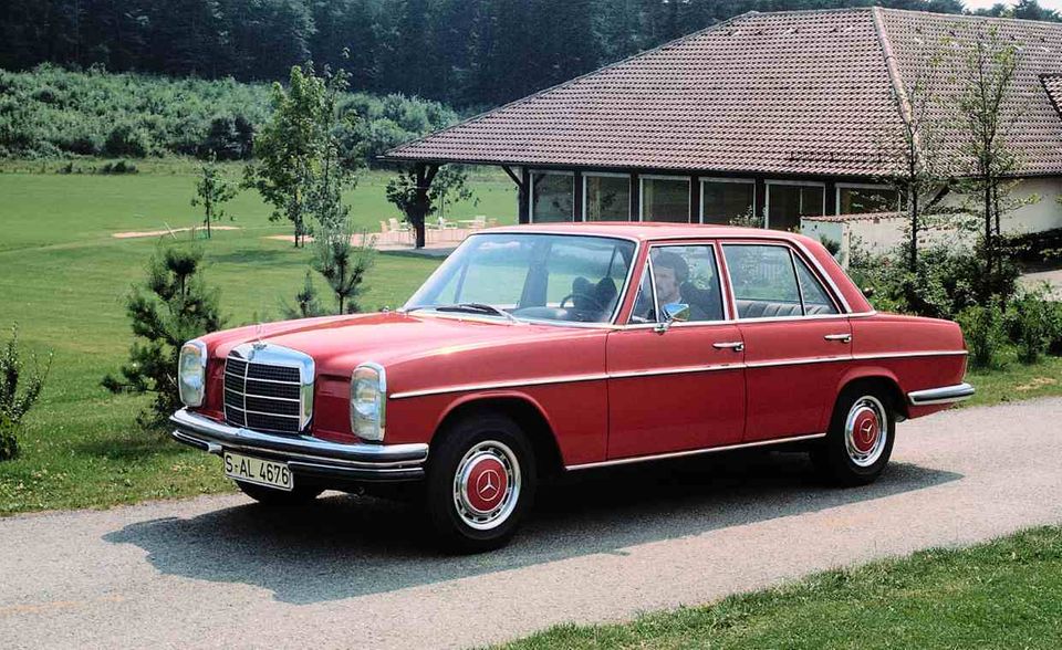 Der Mercedes „Strich-Acht“ verdankt den Spitznamen dem Erscheinungsjahr 1968. Gemeint sind die Baureihen W 114 und W 115. Der Mercedes /8 wurde bis 1976 produziert und war zeitweilig das beliebteste Auto in der Bundesrepublik. Die Popularität hält bis heute an. Anfang 2017 waren laut VDA 7352 Exemplare gemeldet. Ein Jahr später stieg die Zahl auf 7503.