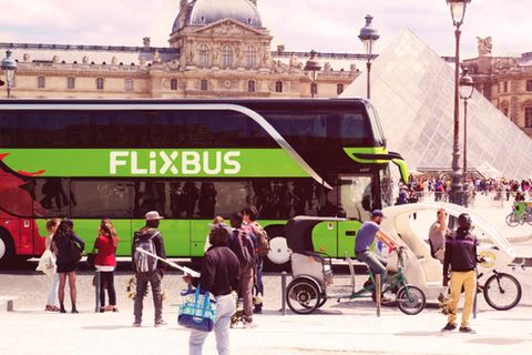 Flixbus hat Busfahren wieder cool gemacht: Als 2013 das Bahnmonopol fiel, ergriffen drei junge Unternehmer aus München die Chance und verknüpften moderne Technologie mit dem klassischen Fernbusgeschäft. Fünf Jahre später hat Flixbus Europas größtes Fernbusnetz geschaffen, seit 2018 fährt zudem die FlixTrain. Das Unternehmen verbindet Ziele in 28 Ländern, hat über 1.000 Mitarbeiter und unter anderem Standorte in Paris, Mailand, Zagreb, Stockholm und Warschau. Für 2019 plant Flixbus die Expansion auf den US-Markt.