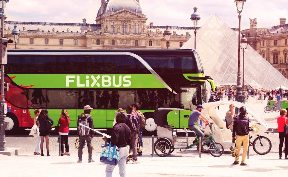 Flixbus hat Busfahren wieder cool gemacht: Als 2013 das Bahnmonopol fiel, ergriffen drei junge Unternehmer aus München die Chance und verknüpften moderne Technologie mit dem klassischen Fernbusgeschäft. Fünf Jahre später hat Flixbus Europas größtes Fernbusnetz geschaffen, seit 2018 fährt zudem die FlixTrain. Das Unternehmen verbindet Ziele in 28 Ländern, hat über 1.000 Mitarbeiter und unter anderem Standorte in Paris, Mailand, Zagreb, Stockholm und Warschau. Für 2019 plant Flixbus die Expansion auf den US-Markt.