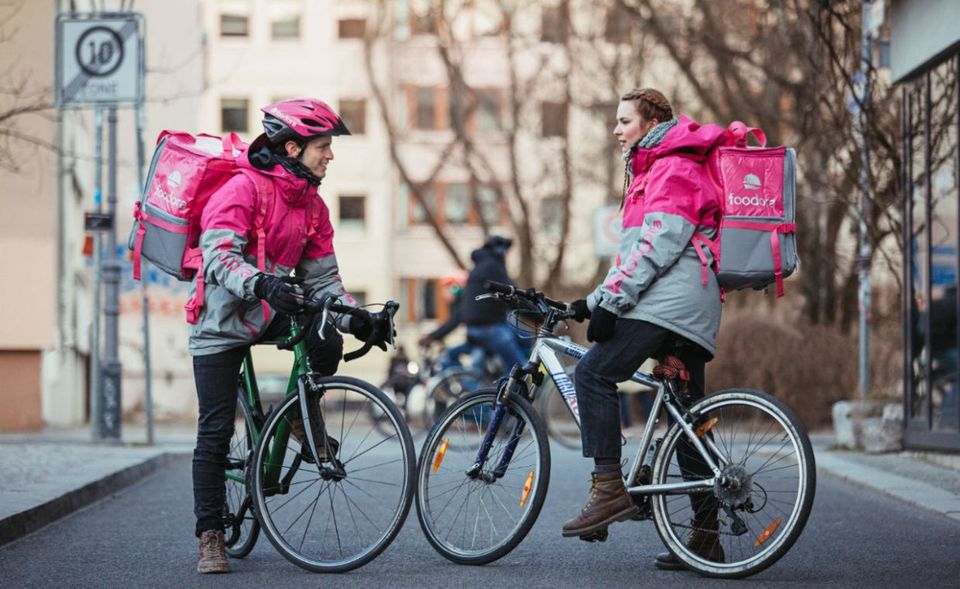 #Delivery Hero Und wieder ein Berliner Startup, dass es zum globalen Marktführer geschafft hat: Delivery Hero betreibt Onlinebestellplattformen für Essen. Unter den 40 Staaten, in denen das Unternehmen aktiv ist, sind beispielsweise Großbritannien, Südkorea, die Türkei und verschiedene Länder des Nahen Ostens. Gegründet wurde Delivery Hero 2011 von dem Schweden Niklas Östberg, 2017 ging das Unternehmen an die Frankfurter Börse. Allein im Hauptquartier in Berlin arbeiten über 1.000 Angestellte, weltweit sind es rund 19.000 Mitarbeiter.