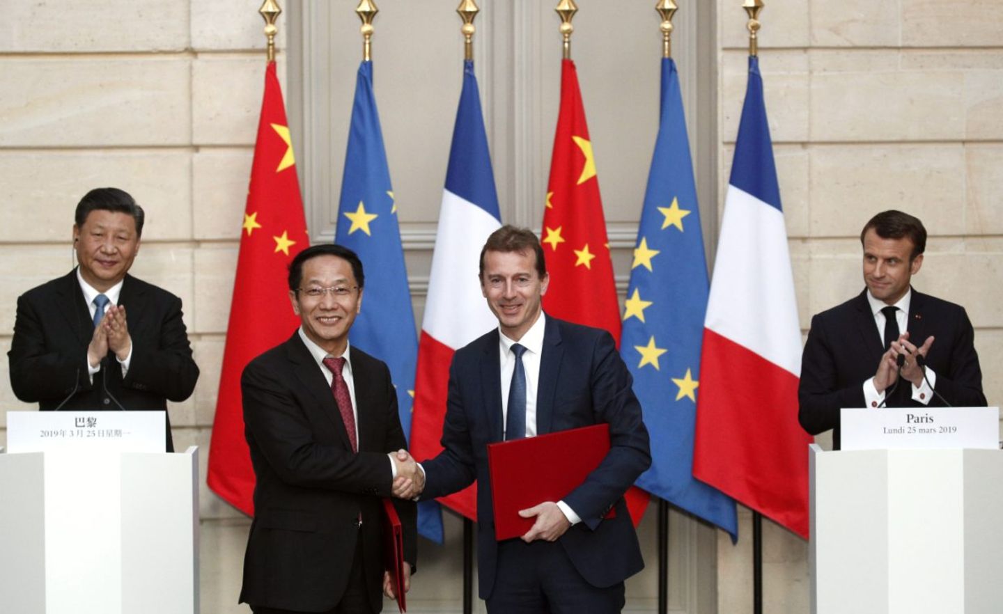 Der französische Präsident Emmanuel Macron (r.) und seiner chinesischer Amtskollege Xi Jinping (l.) applaudieren, als in Paris ein großer Airbus-China-Deal unterzeichnet wurde