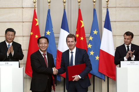 Der französische Präsident Emmanuel Macron (r.) und seiner chinesischer Amtskollege Xi Jinping (l.) applaudieren, als in Paris ein großer Airbus-China-Deal unterzeichnet wurde
