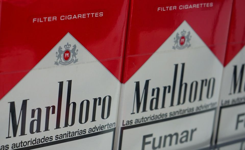 #2 Philip Morris International Die USA sind für „Big Tobacco“ einer der wichtigsten, angesichts von Gerichtsprozessen aber auch einer der schwierigsten Märkte. 2008 trennte sich die Altria Group von Philip Morris International. Während sich Altria mit Philip Morris USA auf den Verkauf von Marlboro in den Vereinigten Staaten konzentriert, ist Philip Morris International für den Rest der Welt verantwortlich. Der Umsatz belief sich laut „Forbes“ zuletzt auf 29,6 Mrd. Dollar, der Marktwert lag bei rund 127 Mrd. Dollar. Das bedeutete Platz 193 in der Liste der größten Unternehmen der Welt.