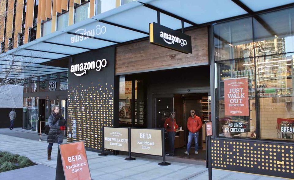 Der Online-Händler Amazon landet zum ersten Mal auf Platz zwei des BCG-Rankings. Seit 2010 rangierte das Unternehmen zwar jedes Jahr unter den Top 10, aber erst im vergangenen Jahr gelang der Sprung ganz nach vorne unter die Top fünf. Amazon ist Innovationstreiber auf diversen Feldern von der Logistik bis zur Künstlichen Intelligenz. Ein Beispiel ist der intelligente Lautsprecher Echo mit der Sprachsteuerung Alexa.