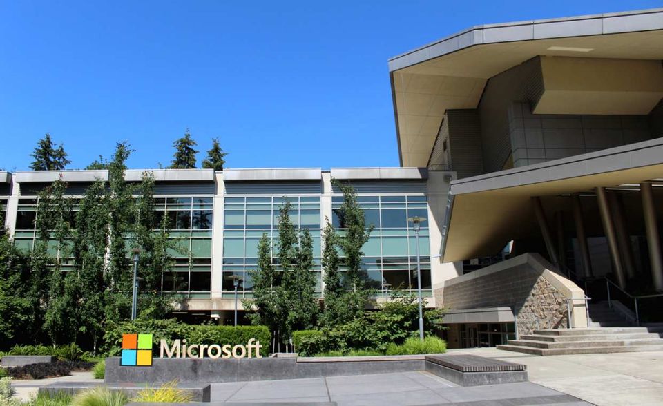 Microsoft hält sich in dem Ranking stabil unter den Top 5 – 2018 reicht es zu Platz vier. Der Softwareriese ist längst mehr als nur der Entwickler des Betriebssystems Windows und seiner weit verbreiteten Office-Programme. Heute zählt Microsoft zu den Größen im Cloud-Geschäft. Und auch auf dem Gebiet der Künstlichen Intelligenz treibt der US-Konzern die Entwicklung voran.